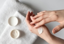 Tẩy Tế Bào Chết Và Dưỡng Ẩm Chuyên Sâu – Bí Quyết Cho Đôi Bàn Tay Mềm Mại Tại Lisa Spa & Nail