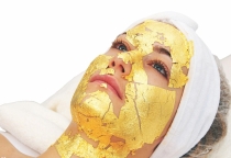Đắp Mặt Nạ Vàng 24K – Liệu Pháp Trẻ Hóa Da Đẳng Cấp Hoàng Gia Cho Phái Đẹp