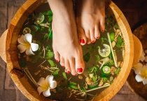 Massage Chân Thảo Dược – Liệu Pháp Giải Tỏa Căng Thẳng & Thư Giãn Sau Một Ngày Dài Tại Lisa Spa & Nail
