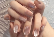 Sơn Gel Mắt Mèo (Cat-Eye Nails) – Xu Hướng Làm Móng Huyền Bí Chưa Bao Giờ Hạ Nhiệt