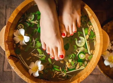Massage Chân Thảo Dược – Liệu Pháp Giải Tỏa Căng Thẳng & Thư Giãn Sau Một Ngày Dài Tại Lisa Spa & Nail