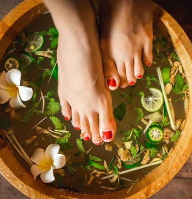 Massage Chân Thảo Dược – Liệu Pháp Giải Tỏa Căng Thẳng & Thư Giãn Sau Một Ngày Dài Tại Lisa Spa & Nail