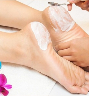 Chà chân + thoa kem + massage